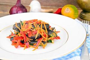 alimentation et alimentation saine. salade d'aubergines, carottes. photo