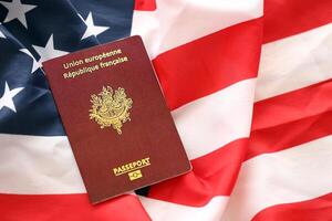 français passeport sur uni États nationale drapeau Contexte proche en haut. tourisme et diplomatie photo