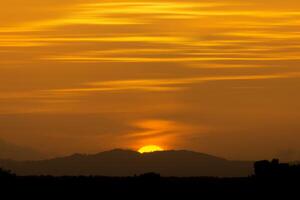 le coucher du soleil ciel sur le Lac photo