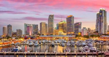 panorama sur les toits de la ville de miami au crépuscule photo