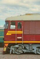cabine du train électrique russe moderne. vue latérale de la tête du train ferroviaire avec beaucoup de roues et de fenêtres en forme de hublots photo