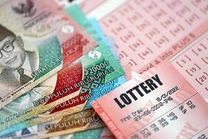 rouge loterie billet mensonges sur rose jeux d'argent feuilles avec indonésien Rupiah argent factures photo