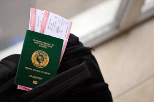 vert nigérien passeport avec Compagnie aérienne des billets sur touristique sac à dos photo