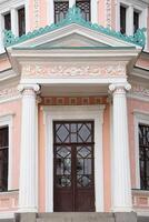 scénique vue de rose pavillon sur île de anti-circe dans sofiyivka parc, homme photo