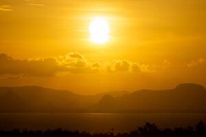 le coucher du soleil ciel sur le Lac photo