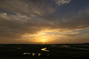 le coucher du soleil ciel sur le Lac photo