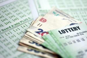 vert loterie des billets et ukrainien argent factures sur Vide avec Nombres pour en jouant loterie photo