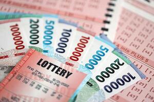 rouge loterie billet mensonges sur rose jeux d'argent feuilles avec indonésien Rupiah argent factures photo