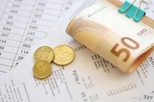 tas de euro argent factures dans papeterie agrafe sur papiers avec calculs et Reçus. affaires et comptabilité concept photo
