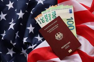 rouge allemand passeport de européen syndicat et argent sur uni États nationale drapeau Contexte photo