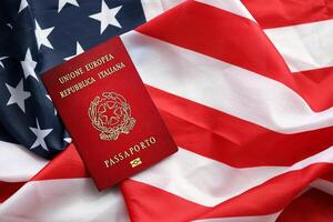 italien passeport sur uni États nationale drapeau Contexte proche en haut. tourisme et diplomatie photo