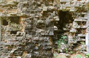 très vieux brique pierre mur de Château ou forteresse de 18e siècle. plein Cadre mur avec obsolète sale et fissuré briques photo