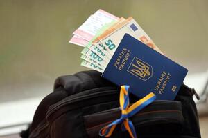 ukrainien biométrique passeport et euro argent avec compagnies aériennes avia des billets sur touristique sac à dos photo