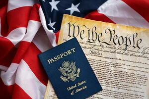 préambule à le Constitution de le uni États avec passeport et américain drapeau photo