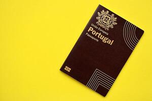 rouge le Portugal passeport de européen syndicat sur Jaune Contexte proche en haut photo