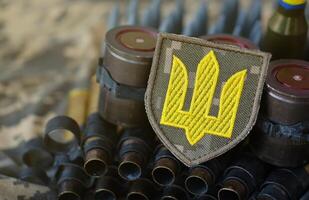 ukrainien armée symbole sur machine pistolet ceinture mensonges sur ukrainien pixelisé militaire camouflage photo