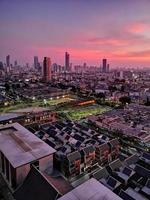 toits de la ville de bangkok au coucher du soleil photo