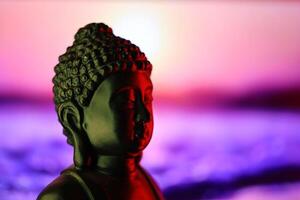 Bouddha Purnima et vesak journée concept, Bouddha statue avec faible clé lumière contre magnifique et coloré Contexte. méditation photo