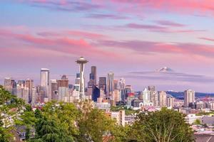 Panorama de l'horizon de Seattle au coucher du soleil vu de kerry park photo