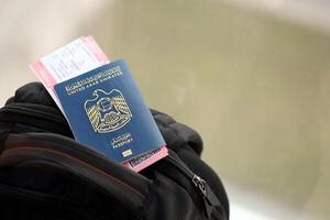 bleu uni arabe émirats passeport avec Compagnie aérienne des billets sur touristique sac à dos photo