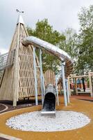 enfants Cour de récréation, spirale faire glisser tuyau, amusement parc, moderne des loisirs zone pour le entier famille, une descente dans le tuyau. photo