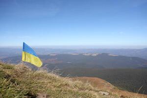 ukrainien drapeau sur Haut de hoverla Montagne dans Ukraine photo