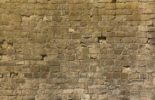 très vieux brique pierre mur de Château ou forteresse de 18e siècle. plein Cadre mur avec obsolète sale et fissuré briques photo