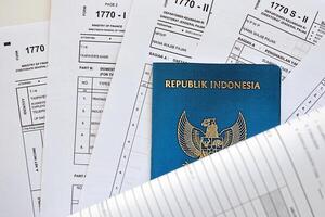 indonésien impôt formes 1770 individuel le revenu impôt revenir et passeport sur table photo
