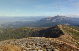 monter hoverla pendaison de pointe de le ukrainien Carpates contre le Contexte de le ciel photo