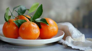 mandarine fruit avec agrumes feuilles sur une plaque, mettant en valeur frais, juteux, et vibrant Orange dessert photo