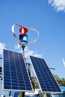 temps station autonome sur solaire batteries, panneaux pour stockage solaire énergie, vent collectionneur, écologique énergie économie installation. photo