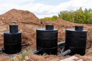 imperméabilisation de l'eau puits, hydraulique unité, béton anneaux, assainissement bitume protection, bien lien pipeline, argile fosse fossé, réparation travail photo