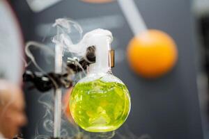 émission de blanc fumée de le ballon, le réaction de le réactif à le concentrer de chimique résines, laboratoire recherche, chauffage de l'essence dans une verre ballon. photo