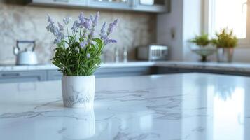 cuisine quartz comptoirs orné avec marbre vase et lavande fleurs dans une moderne intérieur réglage photo