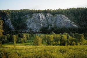 magnifique Roche trop développé avec forêt, le la nature de Russie taïga de le du sud Oural, Bachkortostan la nature réserve shulgantash. photo