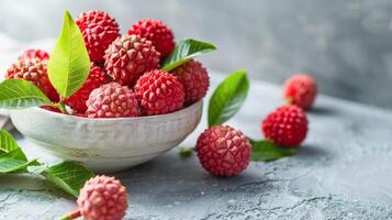 litchi fruit dans une bol, offre une Frais et tropical nutrition sur une brillant table photo