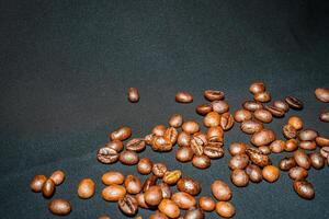 fermer vue de noir café des haricots après grillage. photo