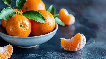 Frais mandarine avec agrumes feuilles dans une bol, mettant en valeur en bonne santé Orange segments photo