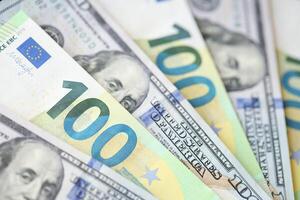 Kyiv, Ukraine - février 28, 2024 nous dollar et UE euro argent factures dans ventilateur mise en page. différent populaire devises photo