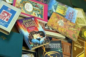 Kyiv, Ukraine - 4 peut, 2023 beaucoup divers vieux russe livres dans gros empiler photo