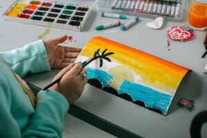 enfants mains dessiner avec des peintures et des crayons photo