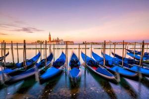 gondoles avec l'église san giorgio di maggiore à venise photo