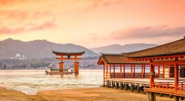 l'île de miyajima, la célèbre porte torii flottante photo