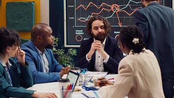 Commencez équipe fin le réunion à début travail sur le projet, finition tout Compte rendu discussions et rassemblement important information. fatigué des employés en quittant le conférence chambre. caméra un. photo