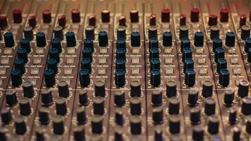 la musique enregistrement studio contrôle pièce avec pré ampli boutons utilisé pour le volume niveau ajustements. stéréo équipement comme égaliseur, mixer, commutateurs et curseurs sont opéré dans Publier production. photo