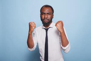 africain américain individuel combat avec leur problèmes à travail ayant une combatif comportement défensive noir homme boxe toujours sur garde avec intimidant posture combat conflit pour la victoire. photo