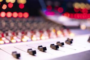 motorisé faders et curseurs utilisé dans la musique production industrie, table d'harmonie tampons station pour édition et mélange des pistes. vide contrôle pièce dans professionnel studio, mélanger et Maître équipement. proche en haut. photo