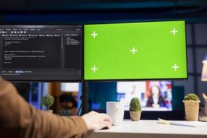 développeur Faire Logiciel débogage sur isolé écran PC à maison, vérification faux lignes de code affiché sur moniteurs. il professionnel dans vivant pièce fixation codage problèmes sur chrominance clé ordinateur photo
