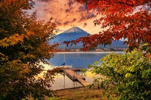 paysage image de mt. Fuji plus de Lac kawaguchiko avec l'automne feuillage à lever du soleil dans fujikawaguchiko, Japon. photo