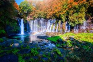 Shiraito chutes avec coloré l'automne feuille dans Fujinomiya, Shizuoka, Japon. photo